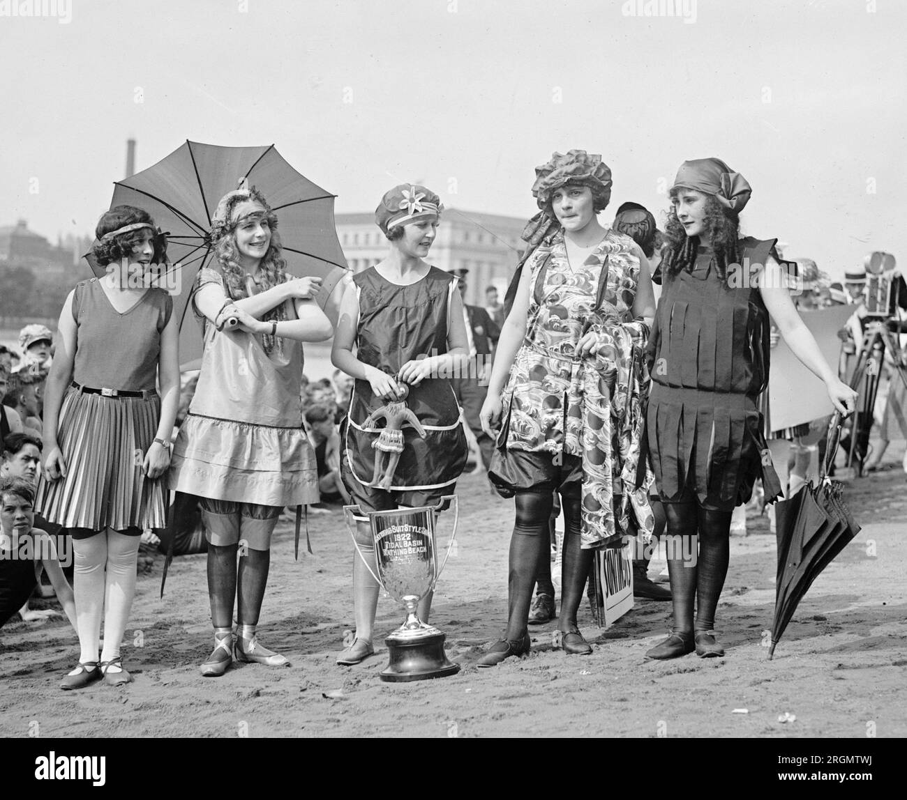 Vincitori di gruppi su una spiaggia balneare CA. 1922 Foto Stock