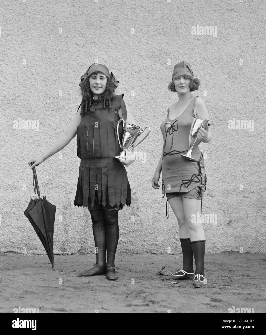 Viola Swinnerton e Anna Neibel in costume da bagno ca. 1922 Foto Stock