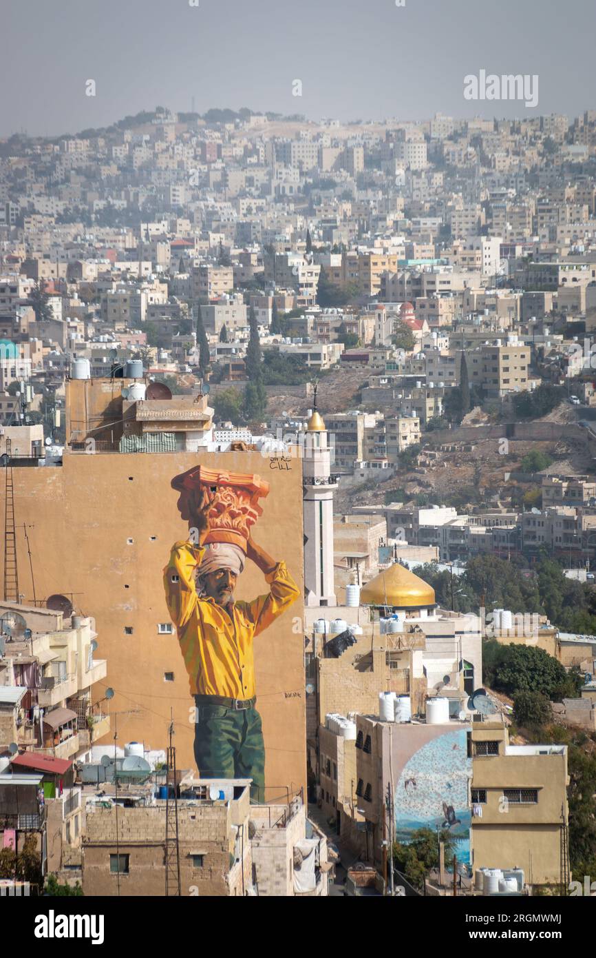 Amman, Giordania - 1° novembre 2021: Paesaggio urbano con un enorme murale visto dalla collina della cittadella Foto Stock