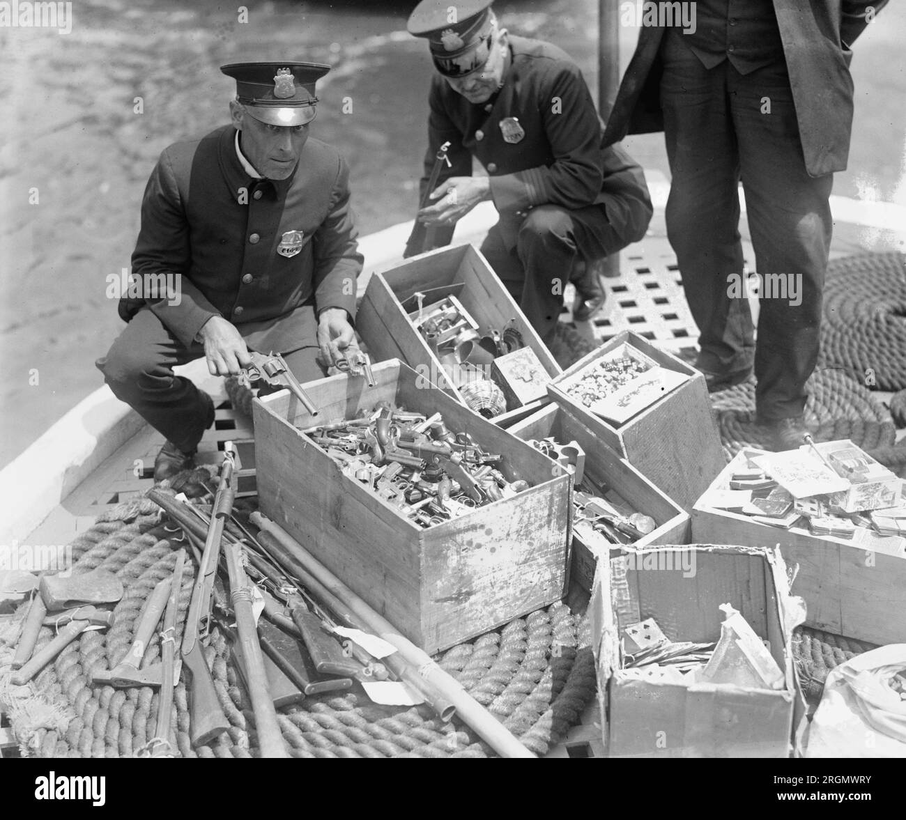 Agenti che distruggono revolver confiscati CA. 1923 Foto Stock