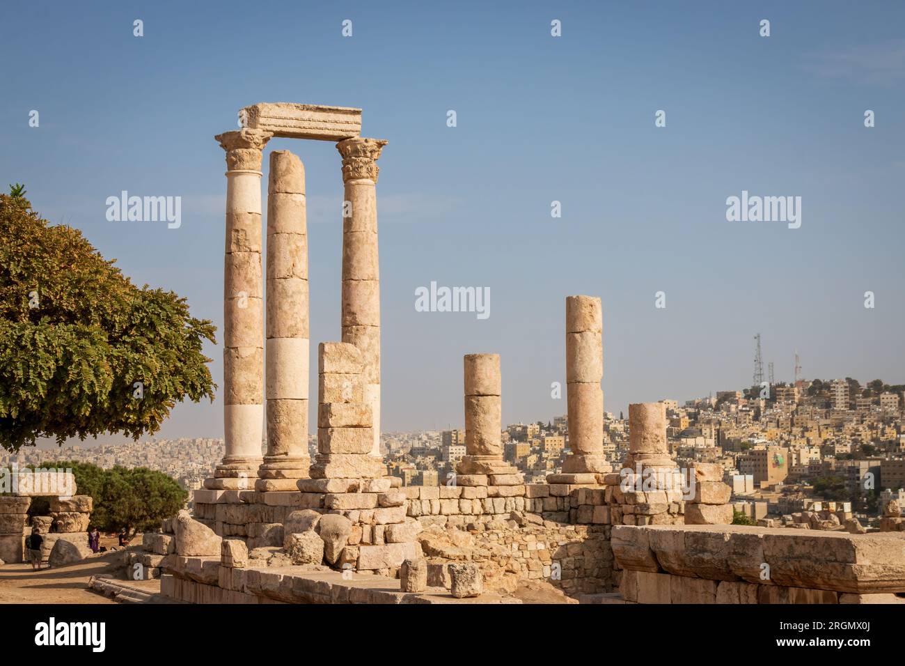 Collina della Cittadella di Amman con le rovine del Tempio Romano di Ercole con le sue nuvole, la Giordania contro il cielo blu Foto Stock