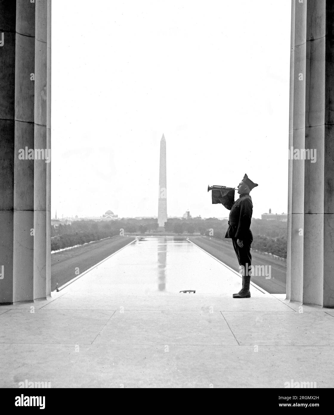 Un bugler che gioca a Taps per il presidente Harding CA. 1923 Foto Stock
