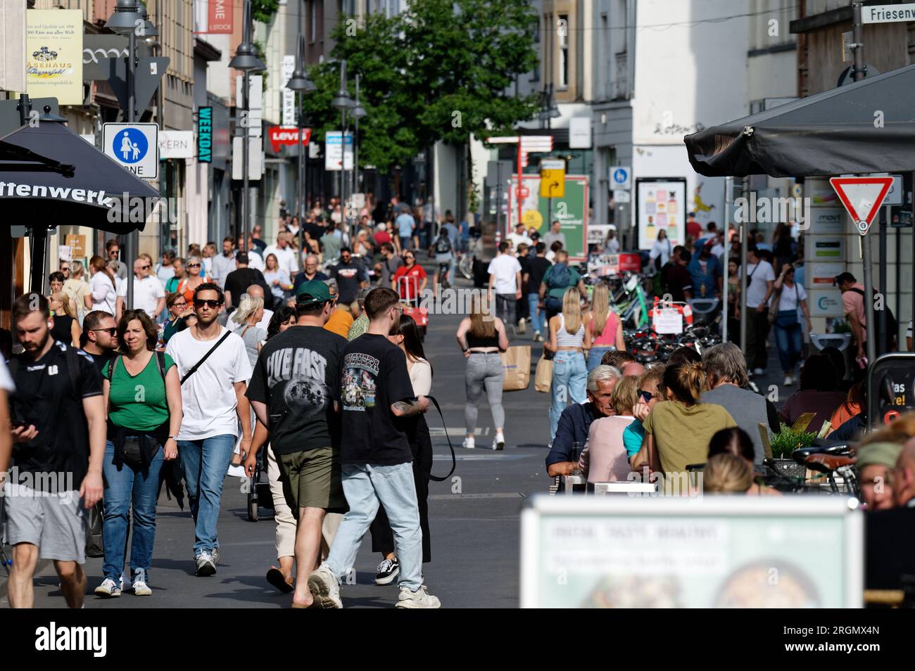 Colonia, Germania 22 luglio 2023: Pedoni sulla ehrenstrasse, recentemente chiusa al traffico automobilistico Foto Stock