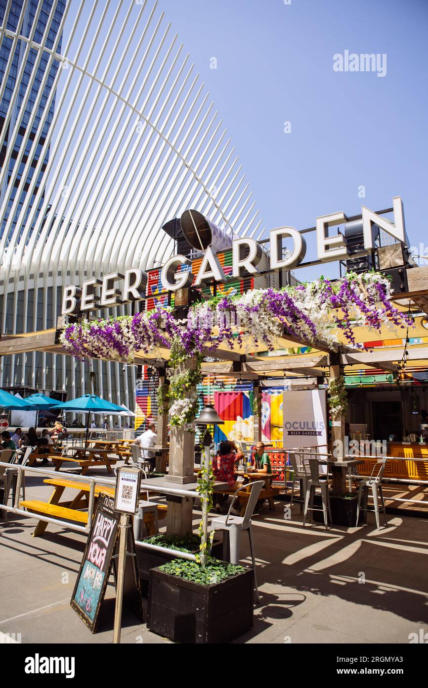 Bar Beer Garden vicino alla stazione Oculus World Trade Center a Lower Manhattan, New York, USA Foto Stock
