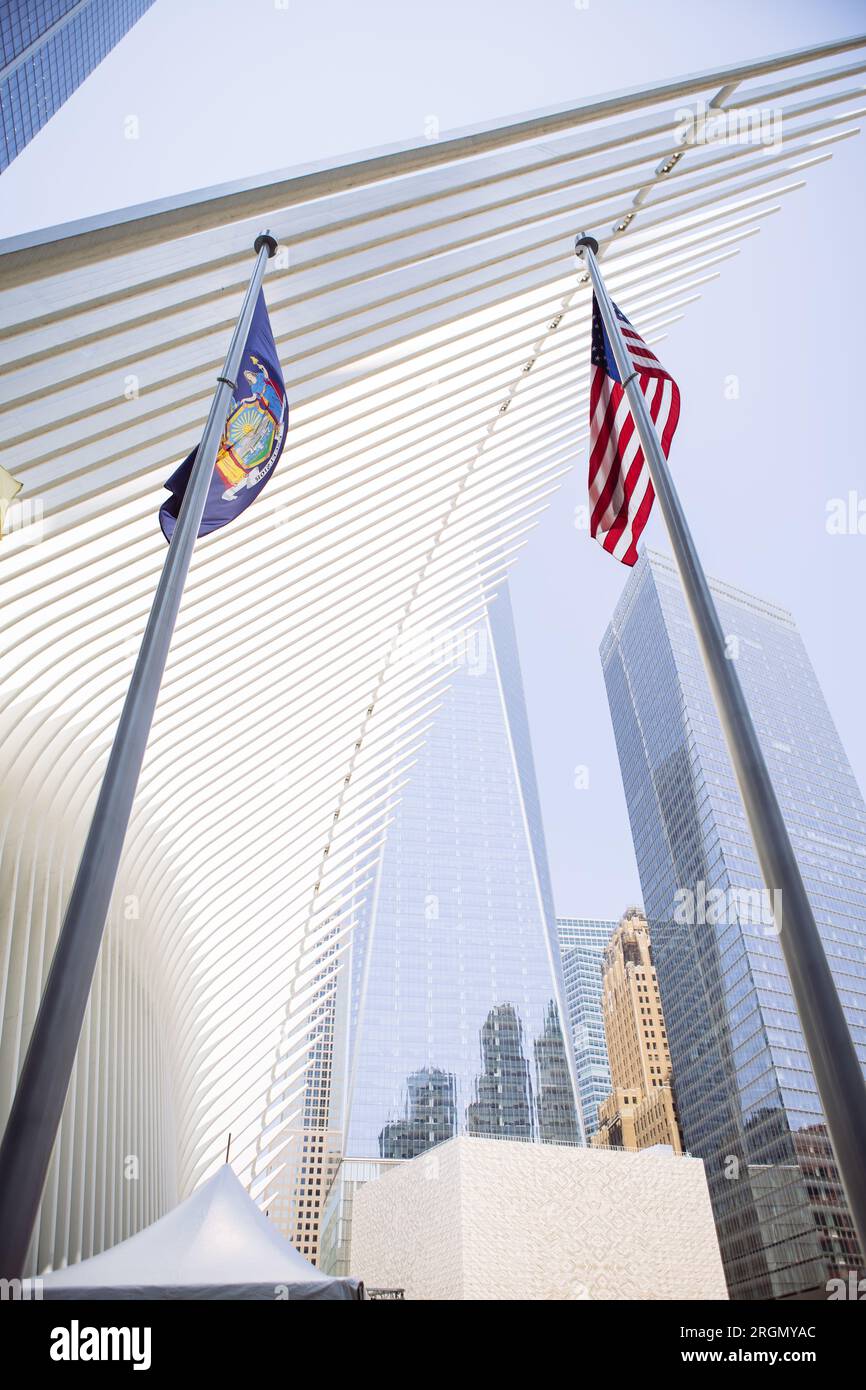 Excelsior e le bandiere USA sotto le spine della stazione Oculus World Trade Center a Lower Manhattan, New York, USA Foto Stock