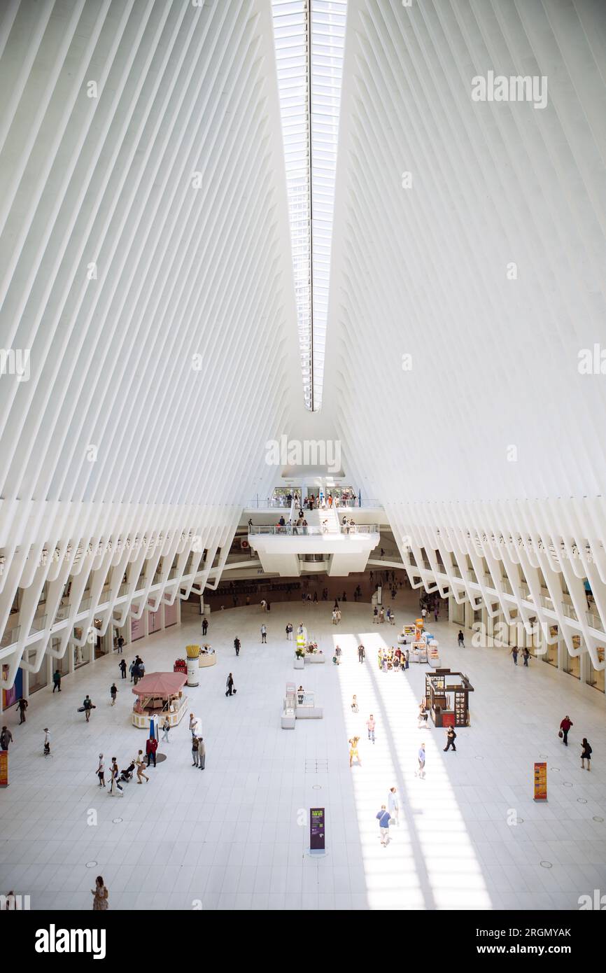 Vista verticale interna della stazione Oculus World Trade Center a Lower Manhattan, New York, USA Foto Stock