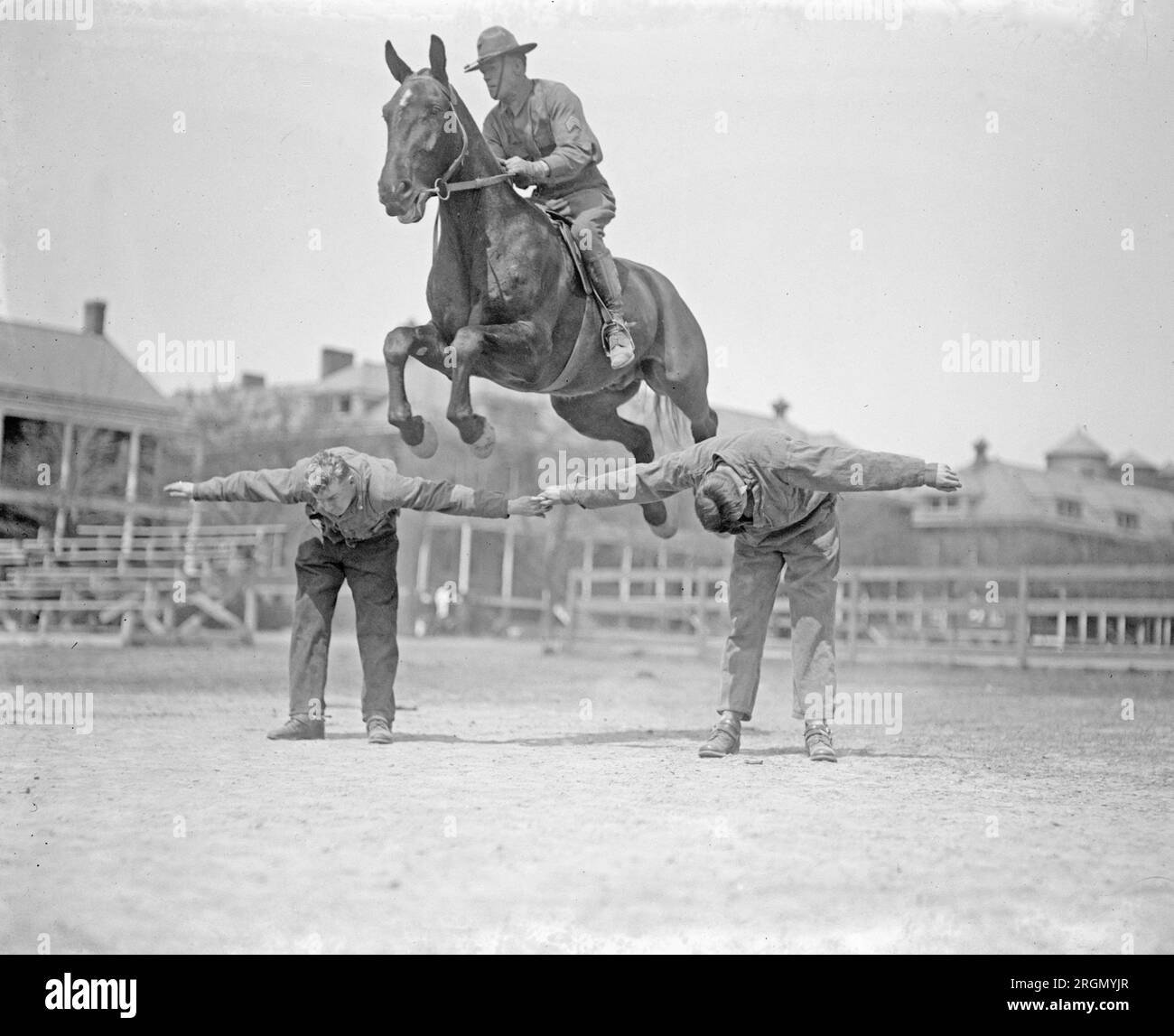 Soldato su un cavallo che salta su due uomini ca. 1924 Foto Stock