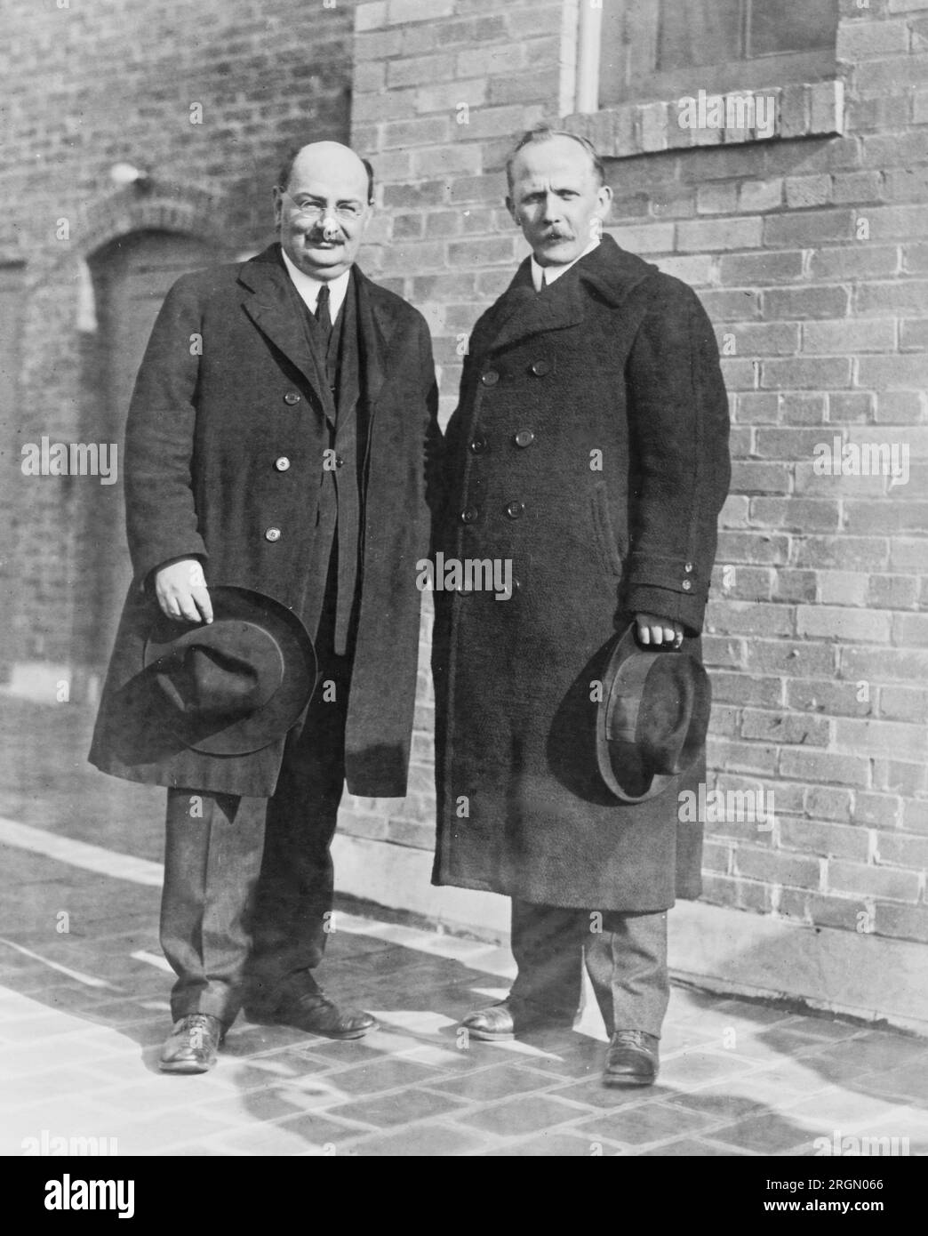 Lyudvig Martens (a sinistra) e la sua segretaria, S. Nuorteva (a destra), posero in piedi, a tutta lunghezza, di fronte a ca. 1919-1921 Foto Stock