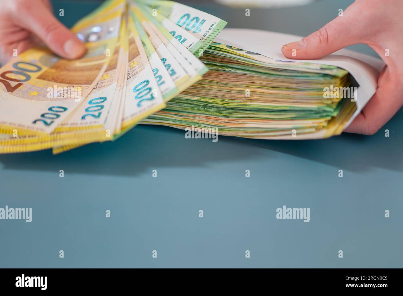Busta con soldi. Valuta UE. Stipendio nella busta. Ricalcolo del denaro. confezione di banconote in euro in una busta su uno sfondo grigio Expenses e io Foto Stock