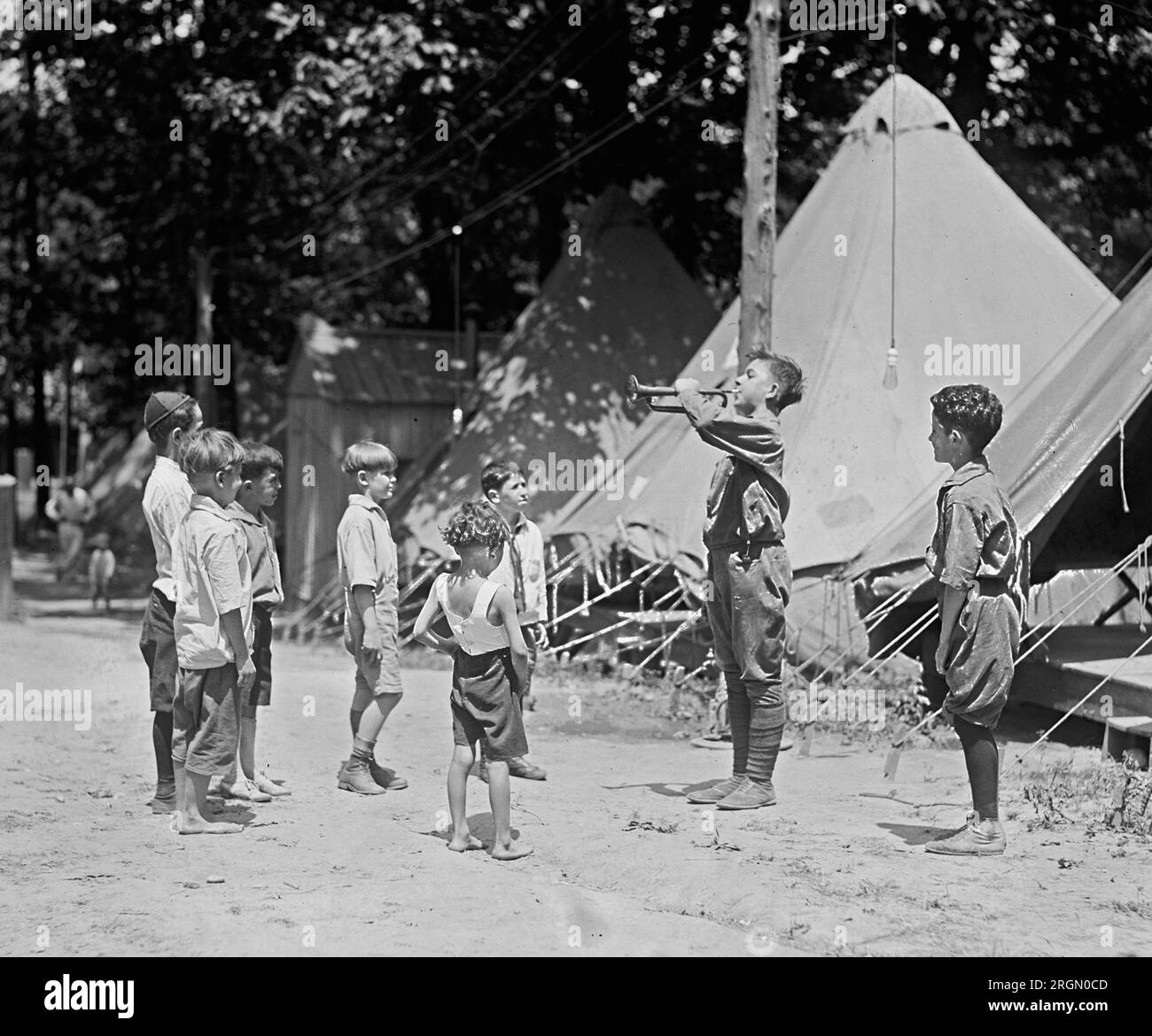 Un ragazzo che gioca a Camp Good Will, forse al Rock Creek Park CA. 1924 Foto Stock
