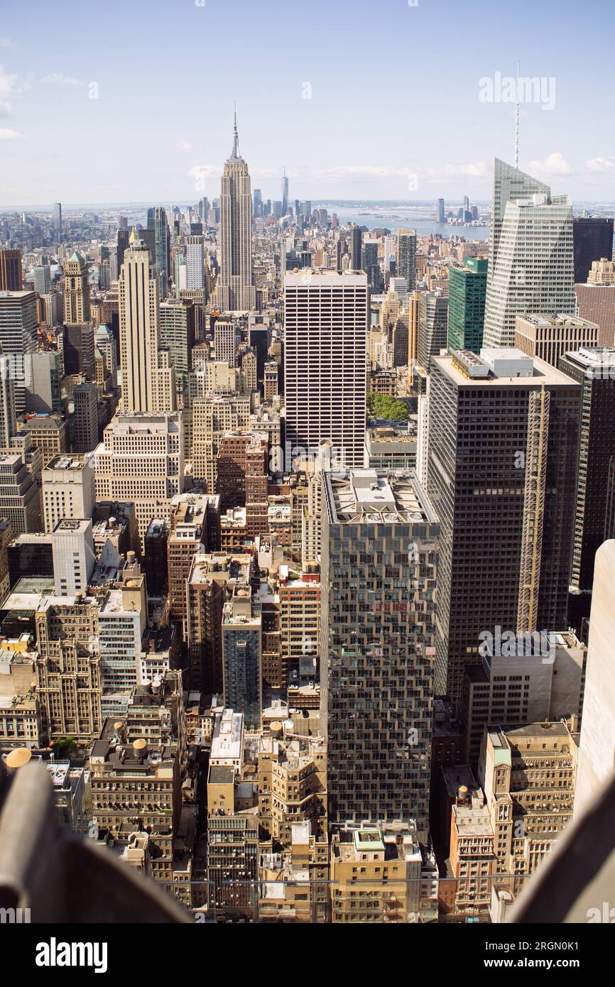 Vista dalla cima della roccia verso il lato inferiore di Manhattan, il Rockefeller Center, Manhattan, New York, USA, formato verticale Foto Stock