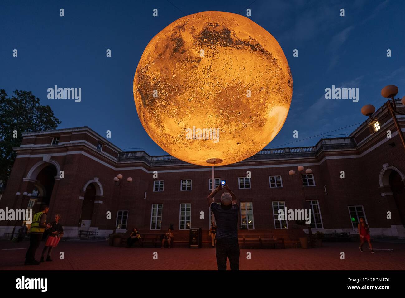 Londra, Regno Unito. 10 agosto 2023. Mars: War & Peace di Luke Jerram. Una replica rotante di sette metri di larghezza su marte di Luke Jerram attualmente in mostra in Jubilee Square a Kensington. La monumentale scultura sospesa e illuminata internamente è stata costruita utilizzando immagini della NASA con immagini dettagliate a 120 dpi della superficie marziana. A circa un milione di volte più piccolo del pianeta reale, ogni centimetro della scultura sferica rappresenta 10 chilometri della superficie di Marte. Crediti: Guy Corbishley/Alamy Live News Foto Stock