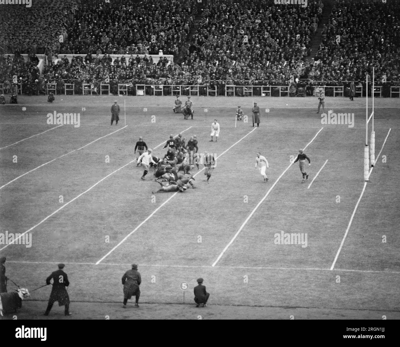 1924 Army Navy Game: Azione di gioco nella zona rossa Foto Stock