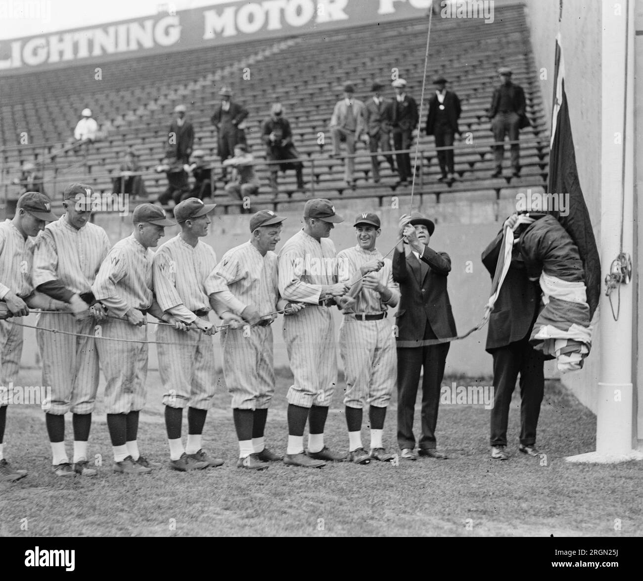 Raising American League Pennant al Griffith Stadium, California. 1925 Foto Stock