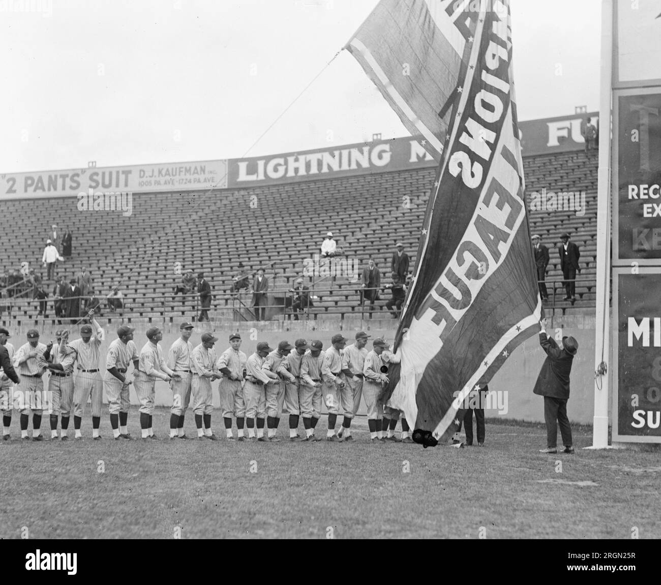 Clark Griffith che ha cresciuto la American League Pennant CA. 1925 Foto Stock