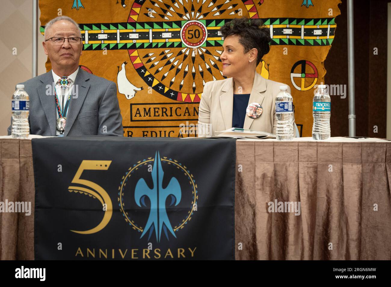 Reportage: firma del memorandum of Agreement dell'USDA e dell'AIHEC - Vice Segretario dell'Agricoltura degli Stati Uniti, Dr. Jewel Bronaugh e Dr. David Yarlott, Presidente del Board of American Indian Higher Education Consortium e Presidente, Little Big Horn College, Montana prima di firmare il memorandum of Agreement dell'USDA e dell'AIHEC Ion il 10 febbraio 2023. Foto Stock