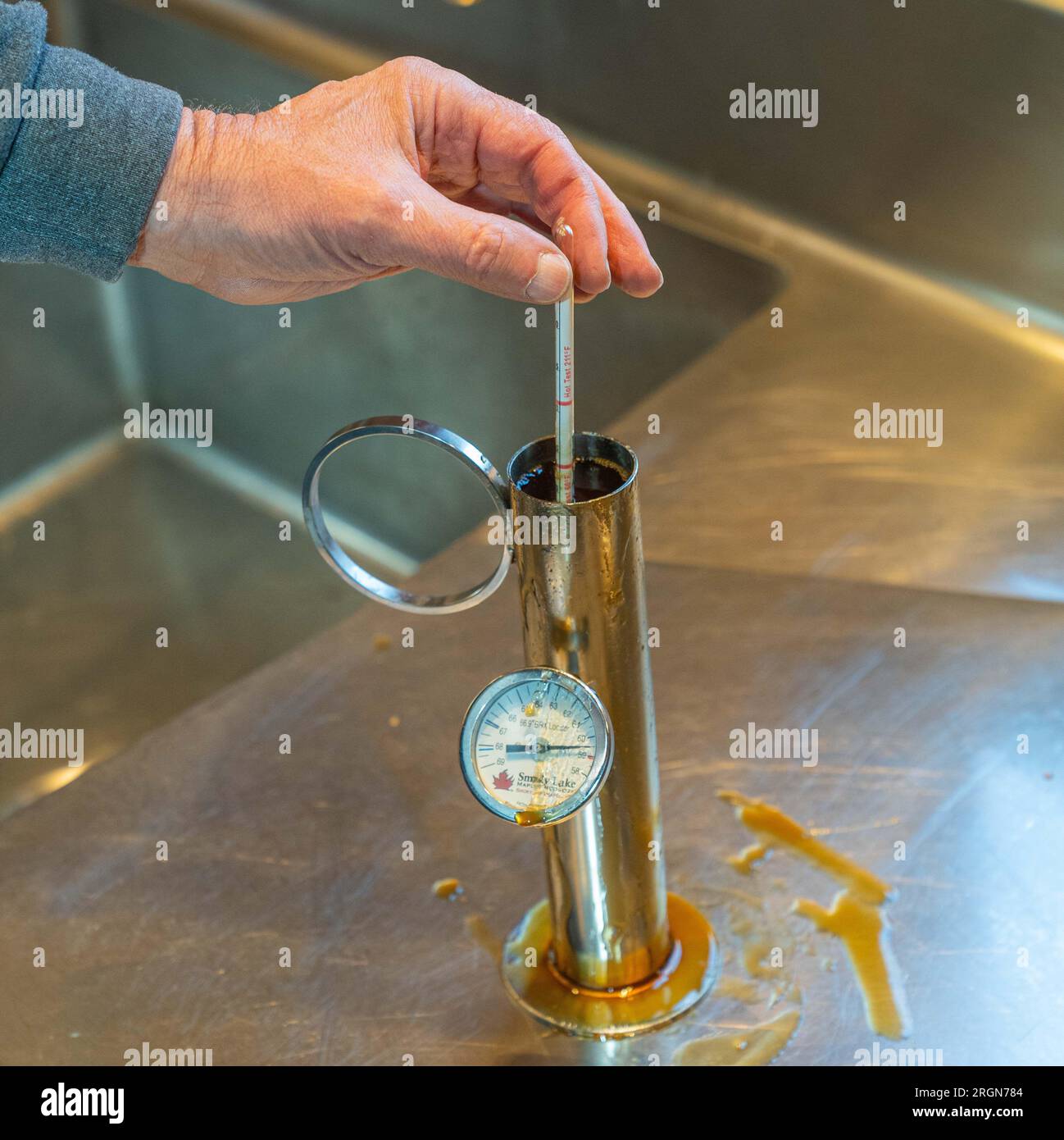 Reportage: USDA Visit to Springboro Tree Farms in Brookston, Indiana (febbraio 2023) - Joe Velovitch testa il contenuto di zucchero dello sciroppo d'acero prodotto presso Springboro Tree Farms in Brookston, Indiana, 13 febbraio 2023. Foto Stock