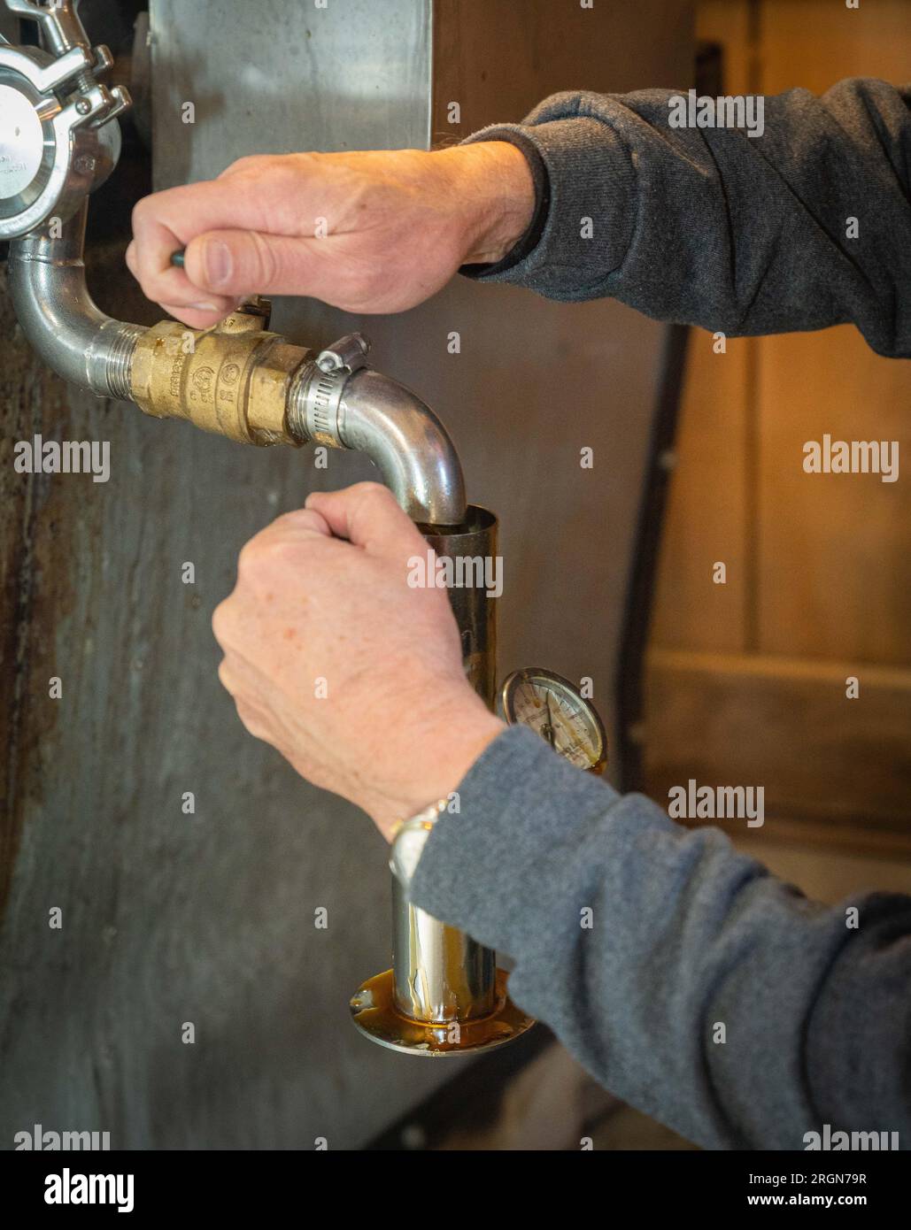 Reportage: USDA Visit to Springboro Tree Farms in Brookston, Indiana (febbraio 2023) - Joe Velovitch preleva un campione dello sciroppo d'acero prodotto presso Springboro Tree Farms a Brookston, Indiana, in modo da poterne testare il contenuto di zucchero il 13 febbraio 2023. Foto Stock