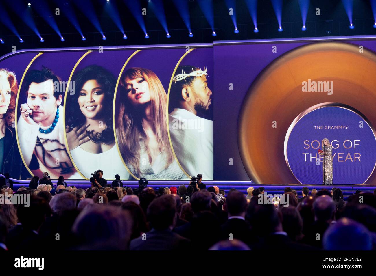 Reportage: First Lady Jill Biden presenta Song of the Year ai Grammy Awards, domenica 5 febbraio 2023, alla Crypto.com Arena di Los Angeles. Foto Stock