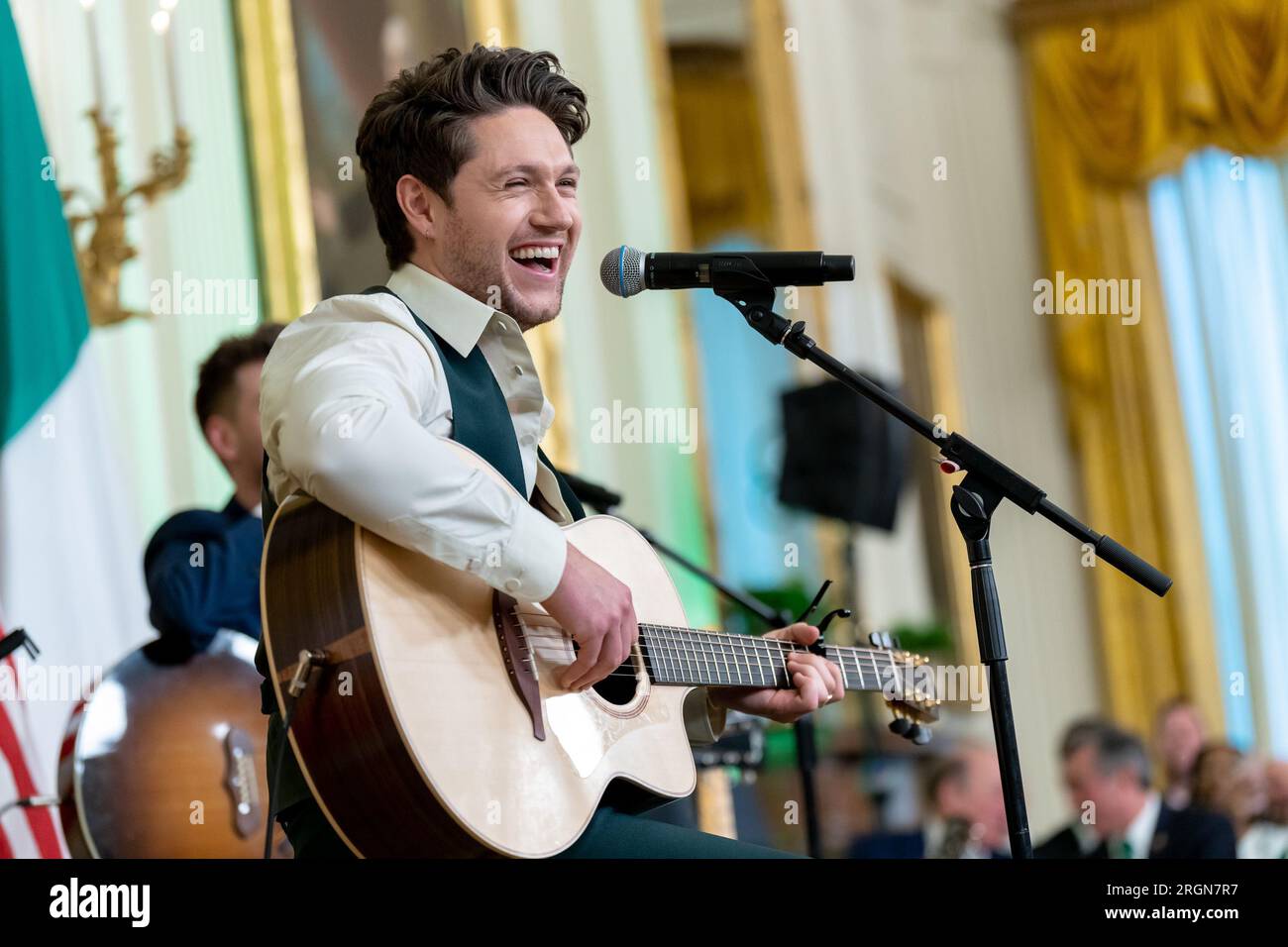 Reportage: St. Patrick's Day at the White House (2023) - il cantante Niall Horan si esibisce a St. Patrick's Day Reception, venerdì 17 marzo 2023, nella East Room della Casa Bianca. Foto Stock