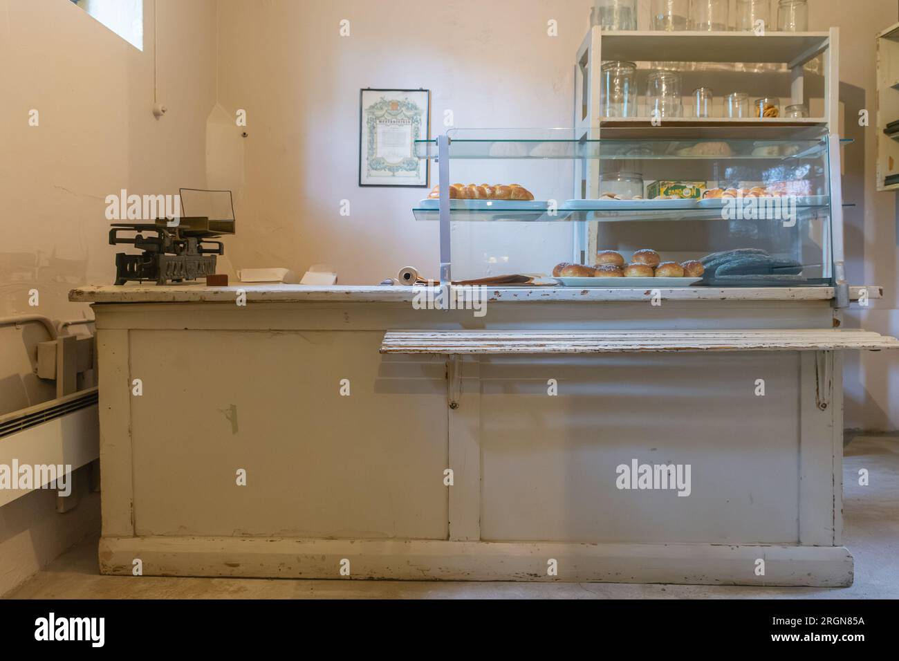 Negozio di prodotti da forno nel museo Amuri di abitazioni storiche a Tampere, Finlandia Foto Stock