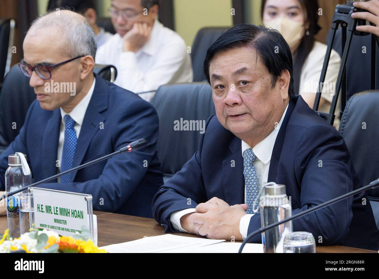 Reportage: Delegazione dell'USDA con il segretario Tom Vilsack visita il Vietnam (aprile 2023) - il segretario dell'Agricoltura statunitense Tom Vilsack incontra il ministro dell'Agricoltura e dello sviluppo rurale Lê Minh Hoan in Vietnam e partecipa a una tavola rotonda con i partner commerciali del settore privato il 18 aprile 2023. Foto Stock