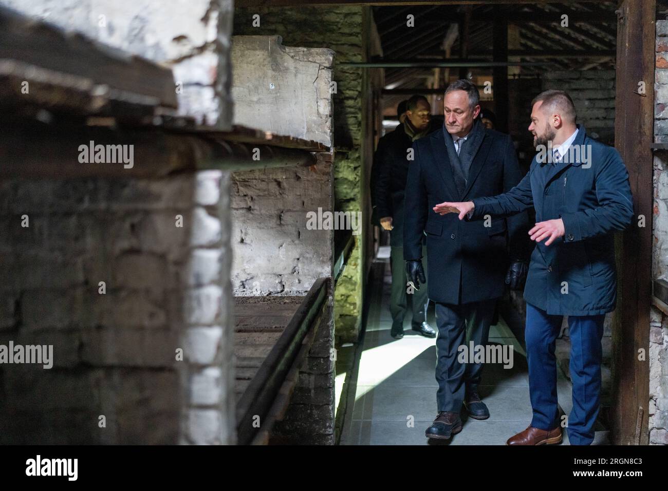 Reportage: Second Gentleman Douglas Emhoff Visit to Poland (2023) - Second Gentleman Douglas Emhoff partecipa ad un tour, venerdì 27 gennaio 2023, al Museo Birkenau di Oswiecim, Polonia. Foto Stock