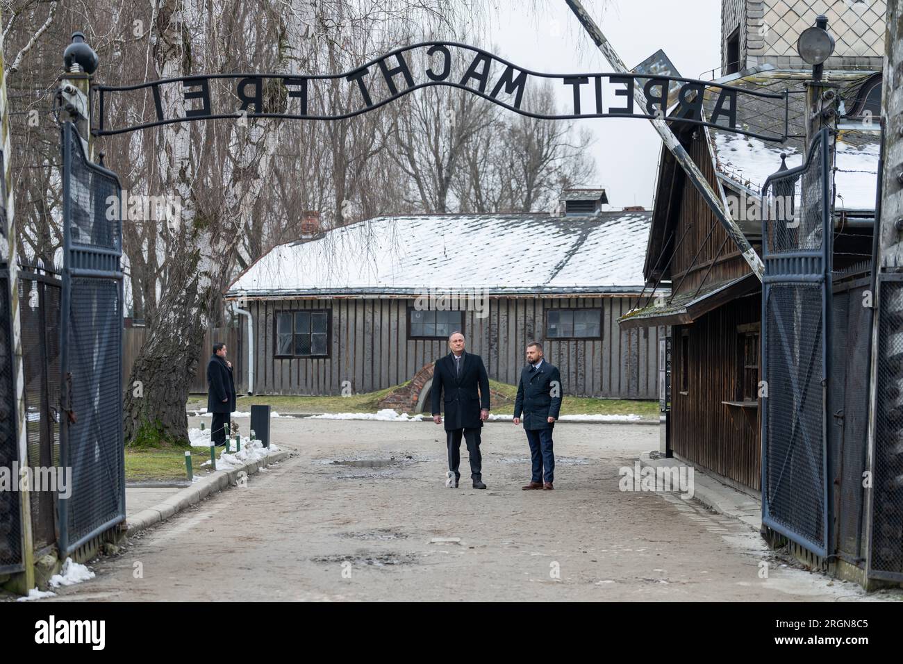 Reportage: Second Gentleman Douglas Emhoff Visit to Poland (2023) - Second Gentleman Douglas Emhoff partecipa ad un tour, venerdì 27 gennaio 2023, presso il Museo Auschwitz-Birkenau di Oswiecim, Polonia. Foto Stock