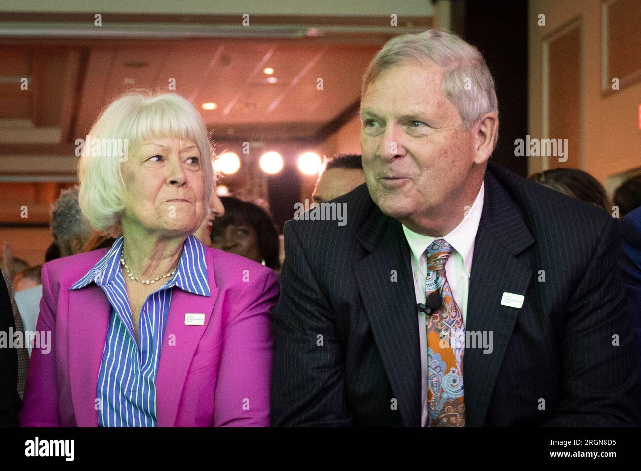 Reportage: Le rappresentanze dell'USDA visitano l'AIM for Climate Summit a Washington, D.C. (marzo 2023) - il segretario dell'agricoltura statunitense Tom Vilsack e Christie Vilsack prima del calcio D'inizio dell'AIM for Climate Summit a Washington, D.C. lunedì 8 maggio 2023. Foto Stock
