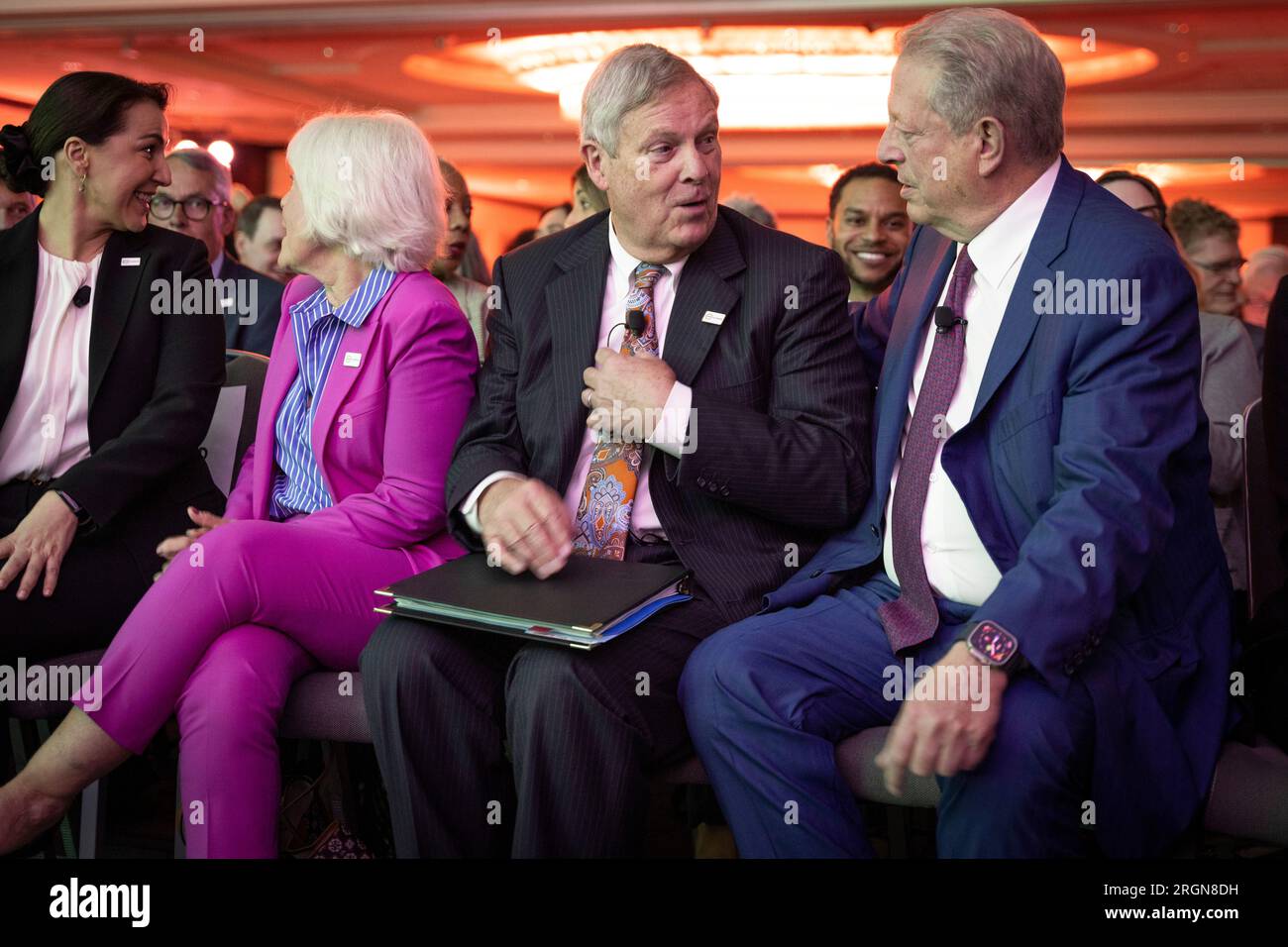 Reportage: Le rappresentanze dell'USDA visitano l'AIM for Climate Summit a Washington, D.C. (marzo 2023) - il segretario Tom Vilsack e l'ex vicepresidente degli Stati Uniti al Gore discutono durante l'AIM for Climate Summit a Washington, D.C. lunedì 8 maggio 2023. Foto Stock