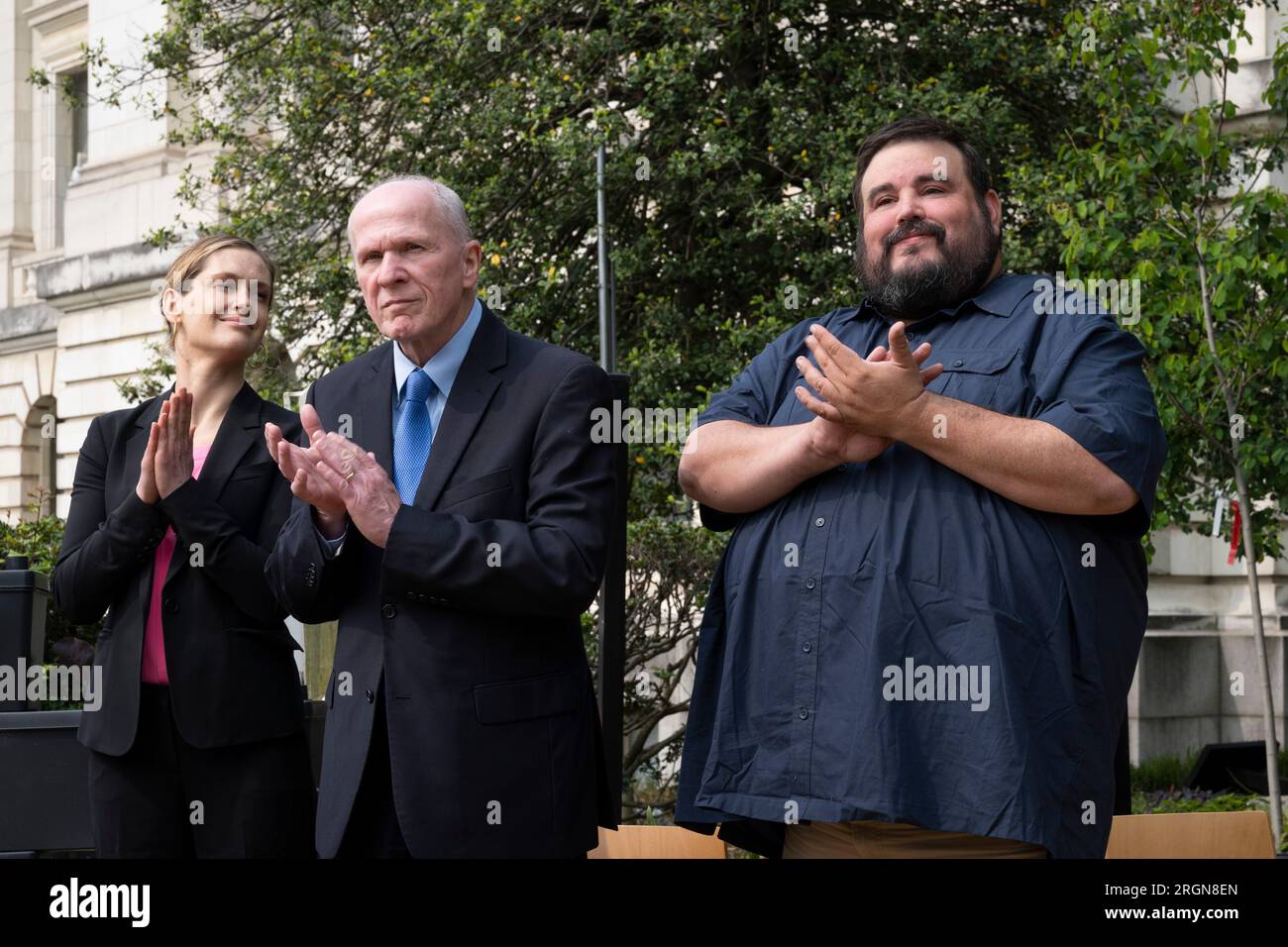 Reportage: La cerimonia del People's Garden celebra l'USDA - National Resource Conservation Service Senior Advisor Meg Campbell, il Vice Segretario ad interim dell'Agricoltura degli Stati Uniti Kevin Shea e il Capo del People's Garden Jorge Penso segnano l'inizio della settimana di riconoscimento del servizio pubblico durante una presentazione per dipendenti e volontari mercoledì 10 maggio 2023. Foto Stock