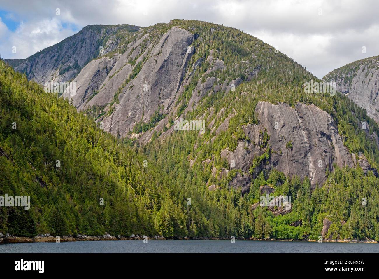 Scogliere a Rudyerd Bay, Misty Fjords National Monument Foto Stock