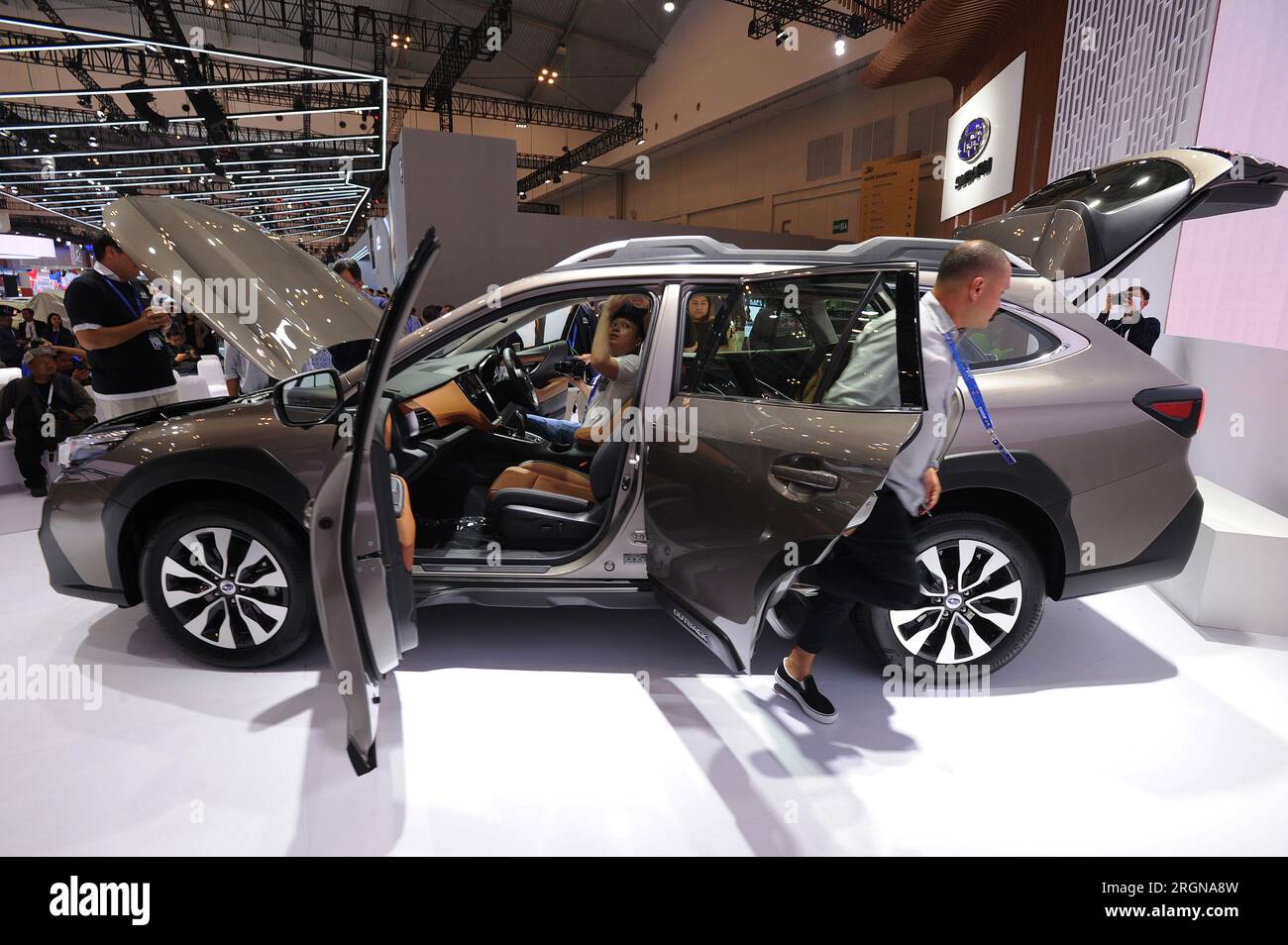 Serpong, Banten, Indonesia. 10 agosto 2023. Subaru Indonesia e Subaru Corporation Japan hanno iniziato a partecipare al Gaikindo Indonesia International Auto Show (GIIAS) 2023 lanciando il SUV di punta il nuovissimo Subaru Outback il 10 agosto 2023. Subaru è presente come SUV di punta di Subaru sin dal suo lancio nel 1994, Outback è progettato come SUV crossover che combina lusso e tecnologie Subaru innovative, come la piattaforma globale Subaru, la trazione integrale simmetrica, il motore BOXER, al sistema di sicurezza Subaru di quarta generazione. (Immagine di credito: © Dasril Roszandi/ZUMA Foto Stock