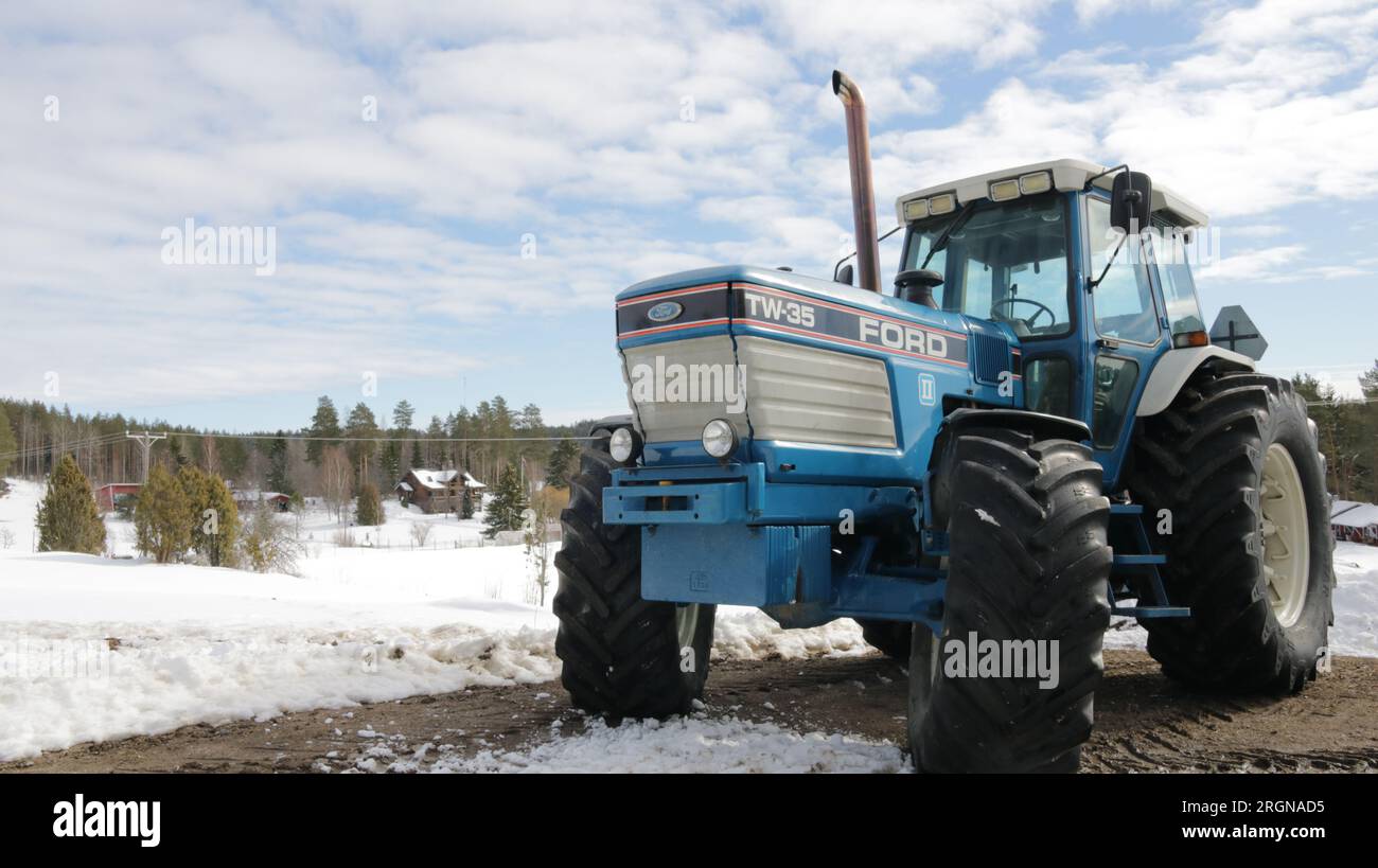 Vecchio trattore Ford TW-35 degli anni '80 situato in Finlandia Foto Stock