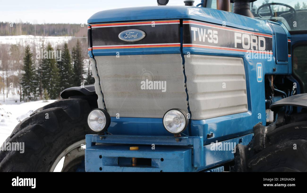 Vecchio trattore Ford TW-35 degli anni '80 situato in Finlandia Foto Stock