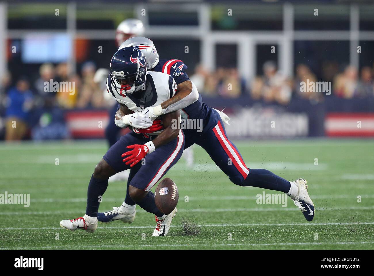 10 agosto 2023; Foxborough, ma, Stati Uniti; il cornerback dei New England Patriots Rodney Randle Jr. (39) spoglia la palla dal running back degli Houston Texans Mike Boone (22) durante la gara di pre-stagione tra gli Houston Texans e i New England Patriots al Gillette Stadium. Anthony Nesmith/CSM Foto Stock