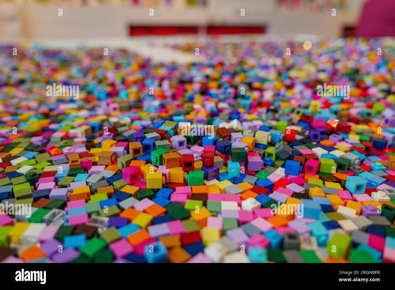 Billund, Danimarca - 06 OTTOBRE 2022: Attenzione selettiva a un mucchio di piccoli pezzi di blocchi lego. Foto Stock
