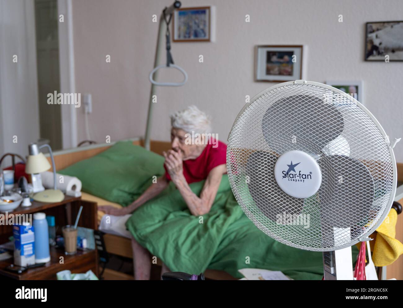 Berlino, Germania. 31 luglio 2023. Un ventilatore è nella stanza di Brigitte Richter, una anziana cittadina di 97 anni che ha bisogno di cure. Crediti: Monika Skolimowska/dpa/Alamy Live News Foto Stock
