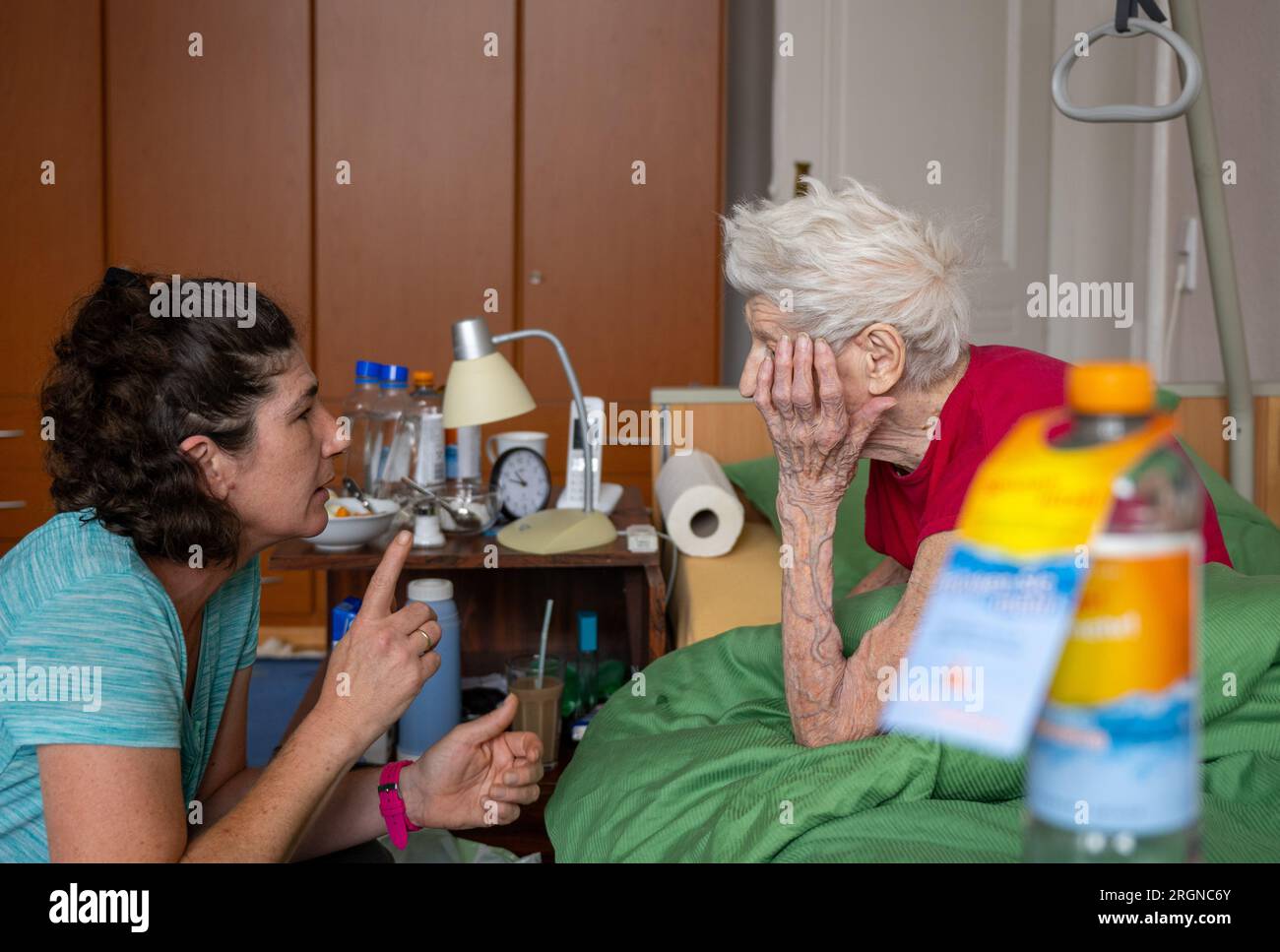 Berlino, Germania. 31 luglio 2023. L'infermiera Ramona Rössner parla con la sua paziente, 97 anni, Brigitte Richter, che ha bisogno di cure, durante una visita a casa. Crediti: Monika Skolimowska/dpa/Alamy Live News Foto Stock