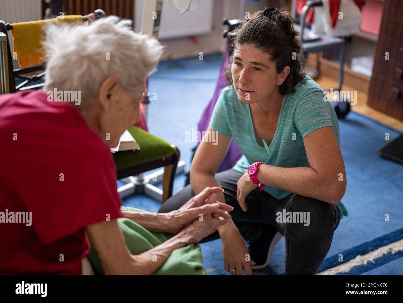 Berlino, Germania. 31 luglio 2023. L'infermiera Ramona Rössner ascolta la paziente Brigitte Richter, 97 anni, che ha bisogno di cure, durante una visita a casa. Crediti: Monika Skolimowska/dpa/Alamy Live News Foto Stock