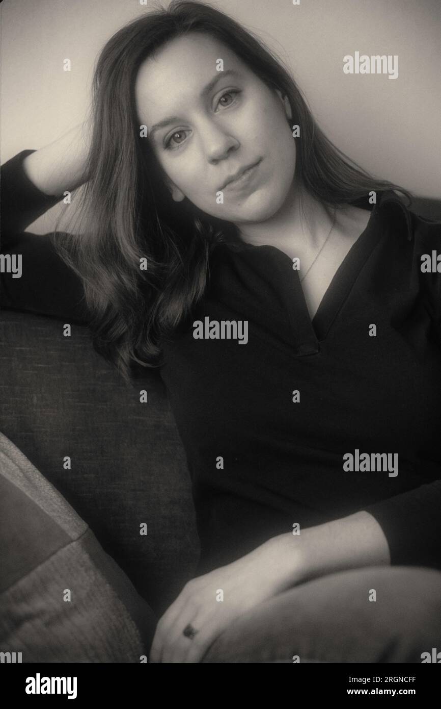 La donna in un momento di relax a casa Foto Stock