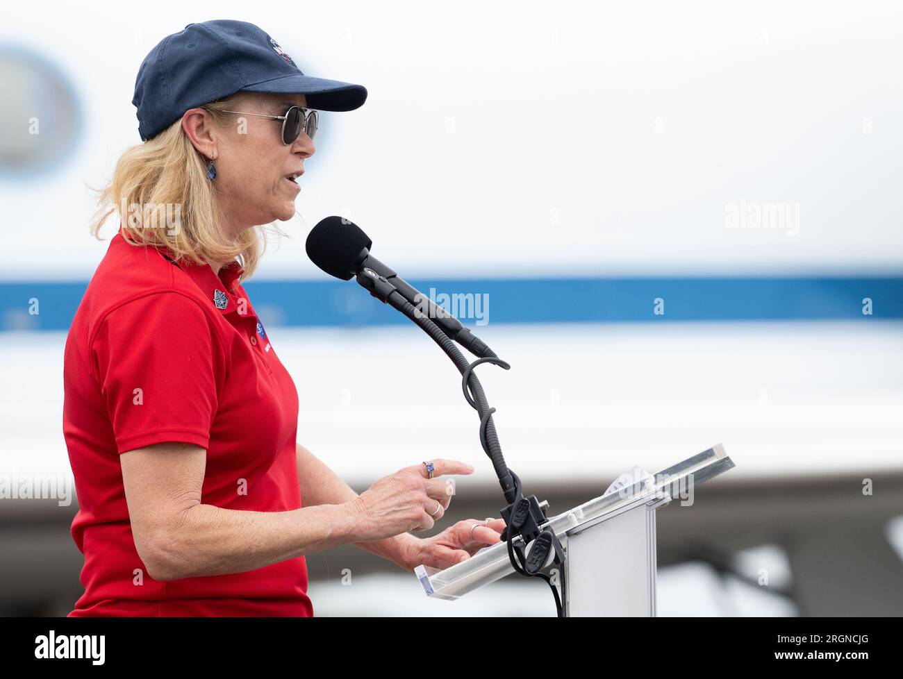 Reportage: Missione SpaceX Crew-4 (aprile 2022) - Janet Petro, direttore del Kennedy Space Center, parla ai media dopo l'arrivo degli astronauti della NASA Kjell Lindgren, Robert Hines, Jessica Watkins, e l'astronauta dell'ESA (Agenzia spaziale europea) Samantha Cristoforetti al Launch and Landing Facility al Kennedy Space Center della NASA, prima della missione Crew-4 di SpaceX, lunedì 18 aprile 2022, in Florida. Foto Stock