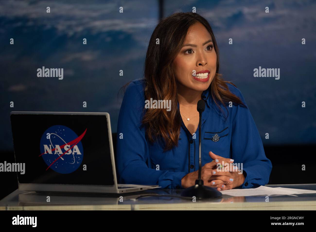 Reportage: Missione SpaceX Crew-4 (aprile 2022) - Megan Cruz, NASA Communications, modera una conferenza stampa in vista del lancio di Crew-4, martedì 26 aprile 2022, al Kennedy Space Center della NASA in Florida. Foto Stock