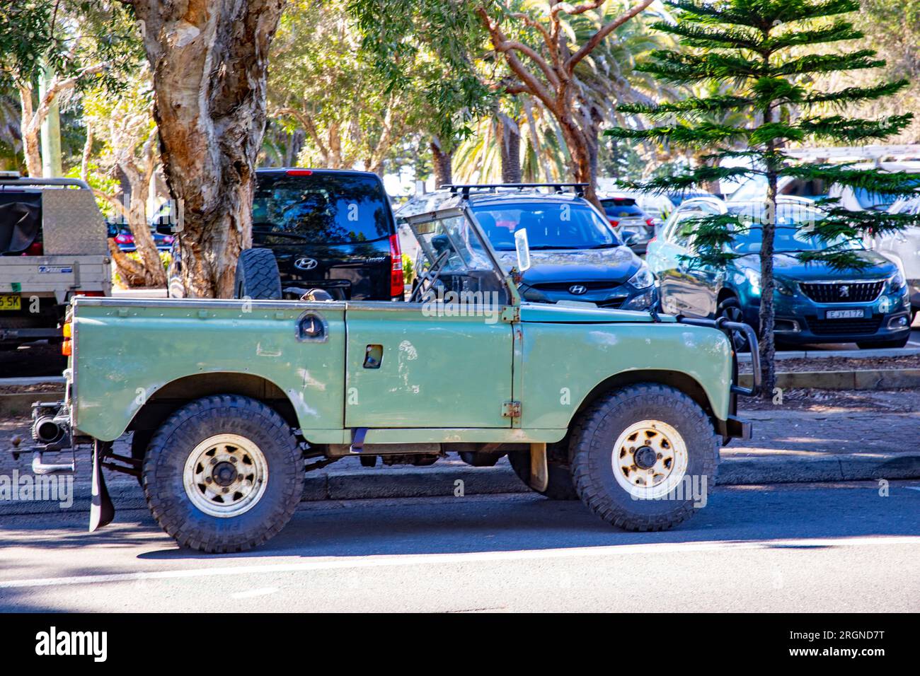 Land Rover Defender serie 2 1972 parcheggiata a Sydney, Australia, guida a destra senza tetto, tetto completamente aperto Foto Stock