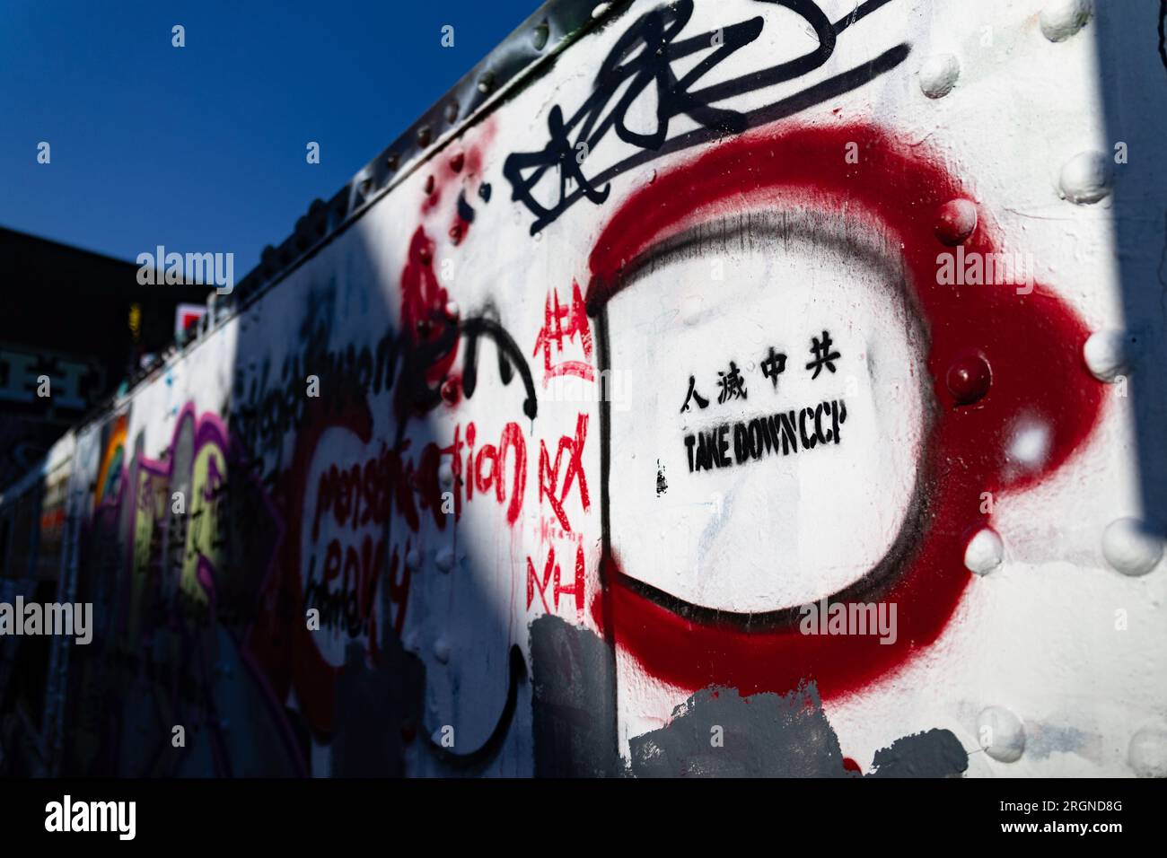 I controslogan anti-Pechino "Take Down CCP" si vedono in Brick Lane. "Brick Lane a East London, storicamente celebrata per la sua eclettica Street art, è stata recentemente coinvolta in una controversa guerra dei graffiti. Il conflitto è iniziato sabato 5, quando un gruppo di artisti ha mostrato i "12 valori socialisti fondamentali" del Partito Comunista Cinese. In 24 caratteri cinesi rossi in grassetto su una parete di 100 metri. Questi valori sono "prosperità”, "democrazia”, "civiltà” e "armonia”; i valori sociali di "libertà”, "uguaglianza”, "giustizia” e "Stato di diritto”; e i valori individuali di "patriottismo”, "dedizione”, "in Foto Stock