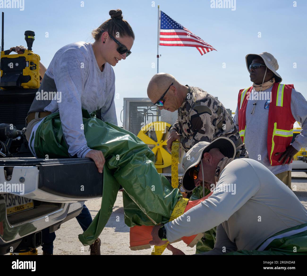 Reportage: Boeing Orbital Flight test-2 Prelanding - i membri del team Boeing indossano abiti hazmat mentre si preparano per l'atterraggio della navicella spaziale CST-100 Starliner di Boeing presso lo Space Harbor della White Sands Missile Range, mercoledì 25 maggio 2022, nel nuovo Messico. Foto Stock