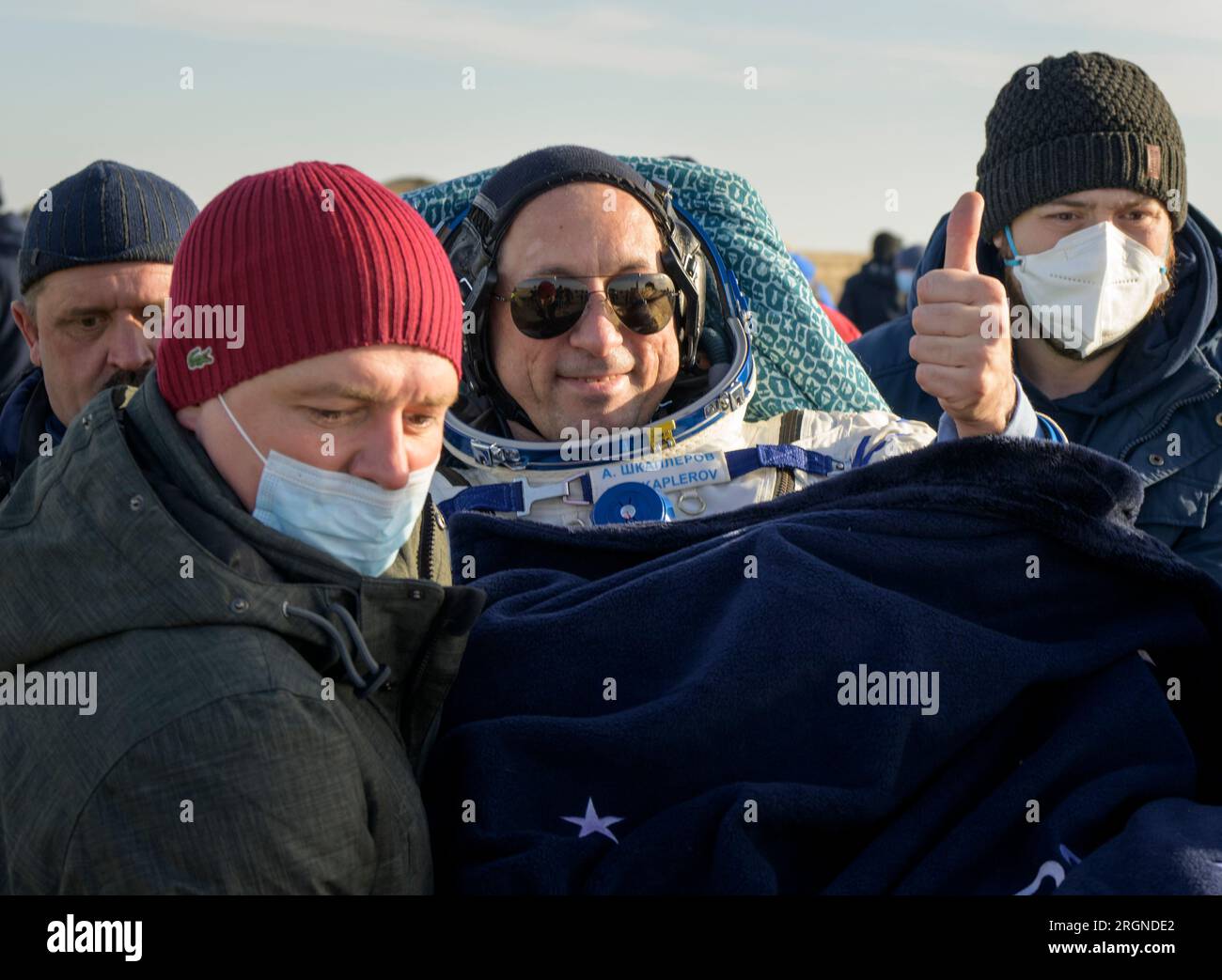 Reportage: Expedition 66 Soyuz Landing (marzo 2022) - Expedition 66 il cosmonauta russo Anton Shkaplerov viene trasportato in una tenda medica poco dopo che lui e i compagni di equipaggio di Roscosmos sono atterrati nella loro navicella Soyuz MS-19 vicino alla città di Zhezkazgan, Kazakistan, mercoledì 30 marzo 2022. Foto Stock