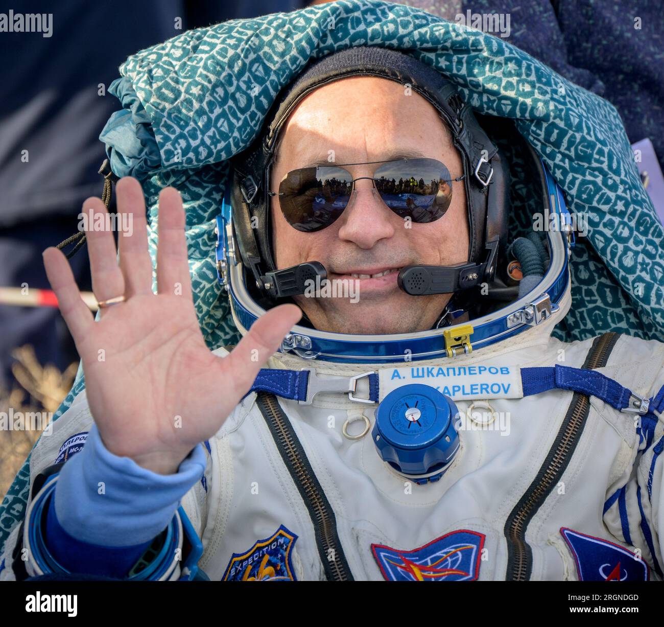 Reportage: Expedition 66 Soyuz Landing (marzo 2022) - il cosmonauta russo Anton Shkaplerov viene visto fuori dalla navicella Soyuz MS-19 dopo essere atterrato con altri membri dell'equipaggio della Expedition 66 in un'area remota vicino alla città di Zhezkazgan, Kazakistan, mercoledì 30 marzo 2022. Foto Stock