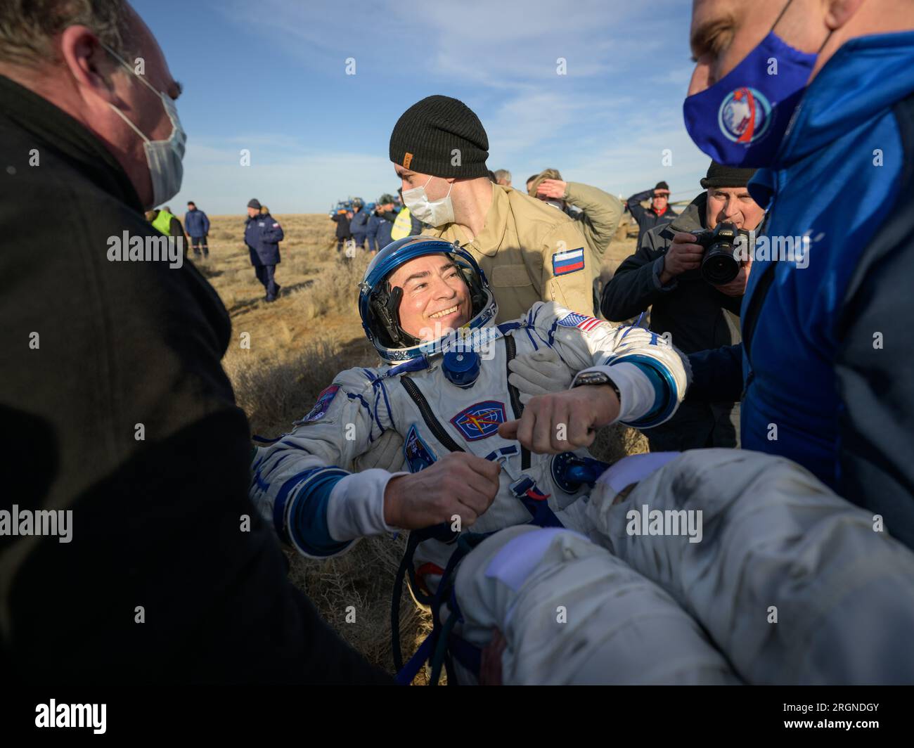 Reportage: Expedition 66 Soyuz Landing (marzo 2022) - Expedition 66 l'astronauta della NASA Mark Vande Hei viene aiutato a uscire dalla navicella spaziale Soyuz MS-19 pochi minuti dopo che lui e i cosmonauti russi Pyotr Dubrov e Anton Shkaplerov sono atterrati in un'area remota vicino alla città di Zhezkazgan, Kazakistan mercoledì 30 marzo 2022. Foto Stock