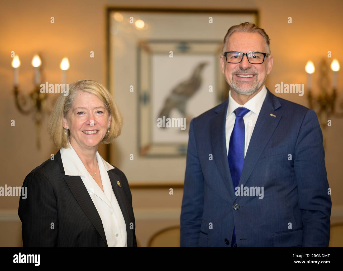 Reportage: 37th Space Symposium (2022) - il Vice Amministratore della NASA Pam Melroy, Left, e Dr. Josef Aschbacher, Direttore generale dell'Agenzia spaziale europea (ESA), posare per una fotografia prima di iniziare alla riunione durante il 37th Space Symposium, martedì 5 aprile 2022 Foto Stock